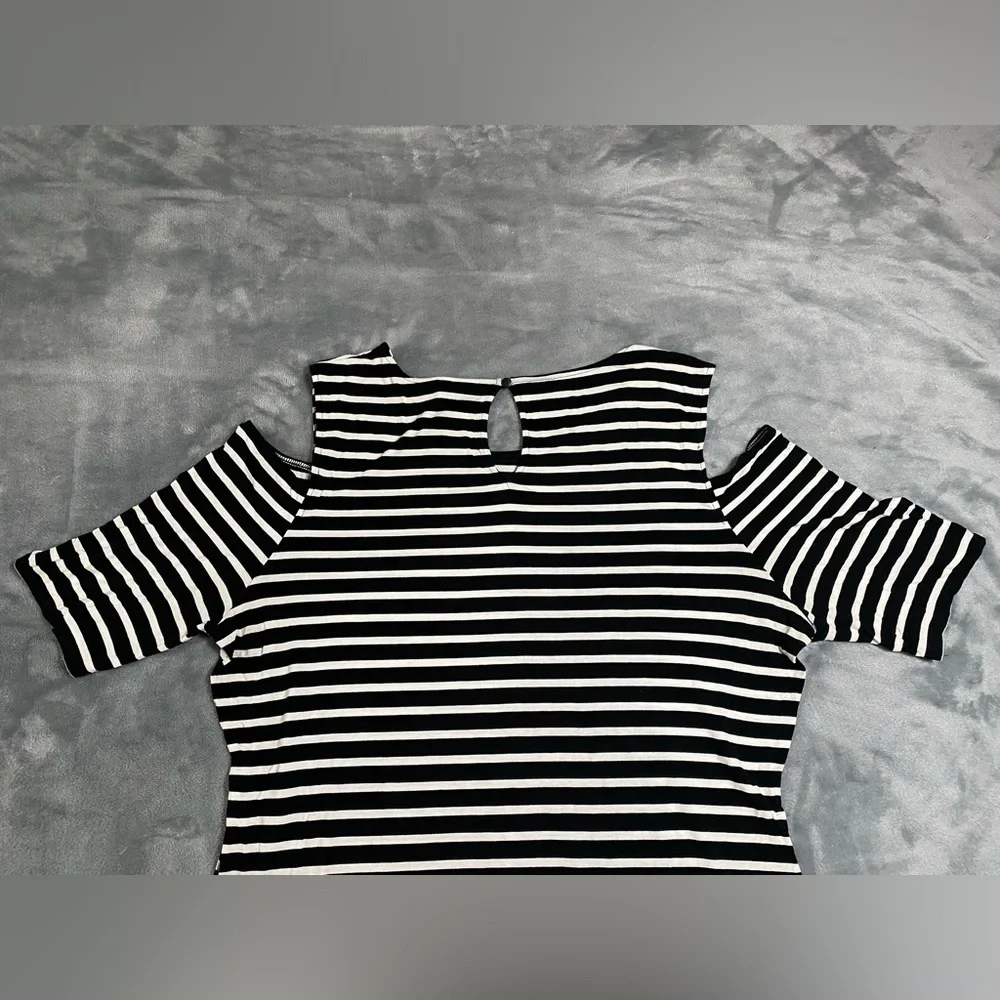 Vince Camuto Black &‎ White Striped Shirt Size Medium